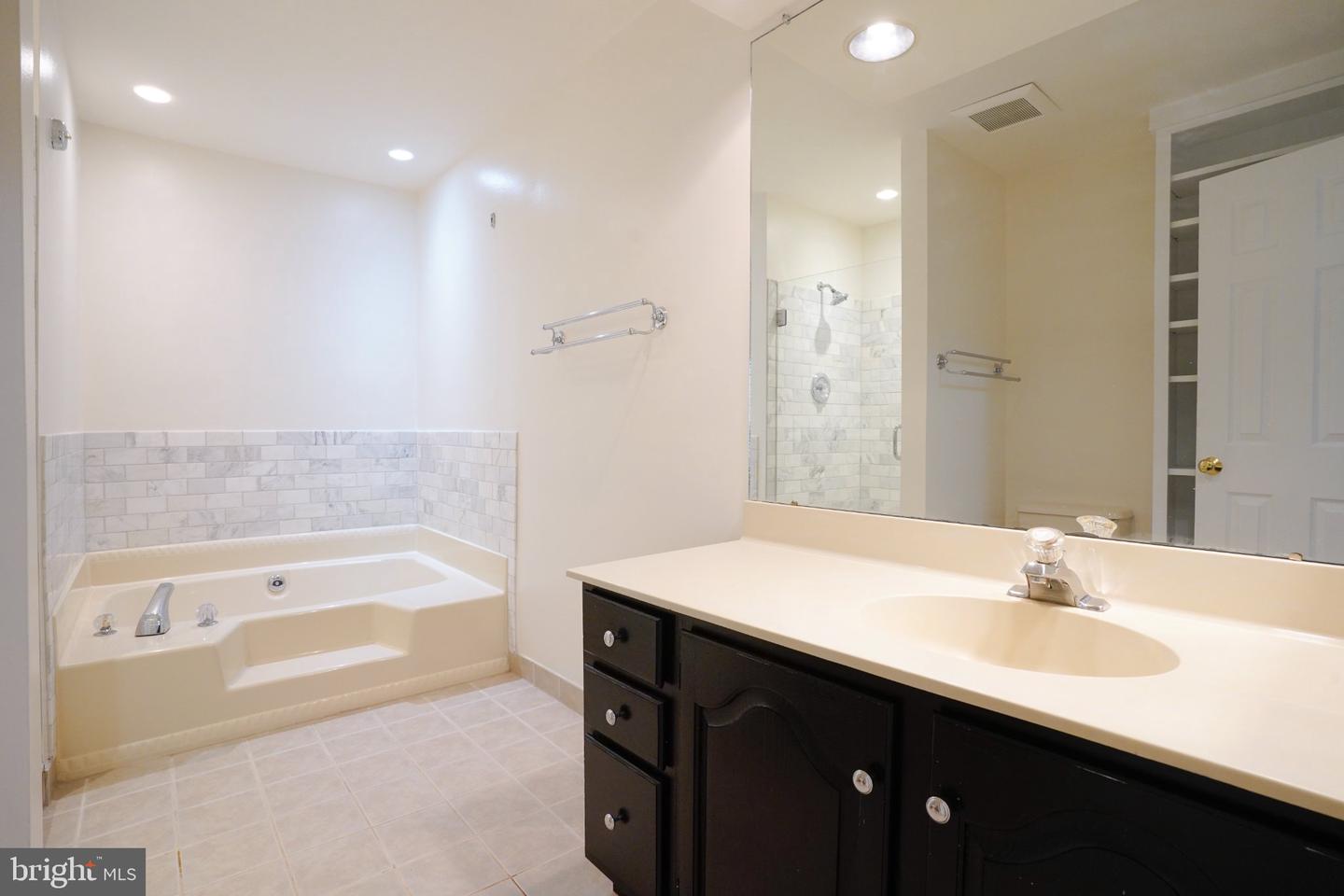 6856 Mclean Province Cir Property Photo 9