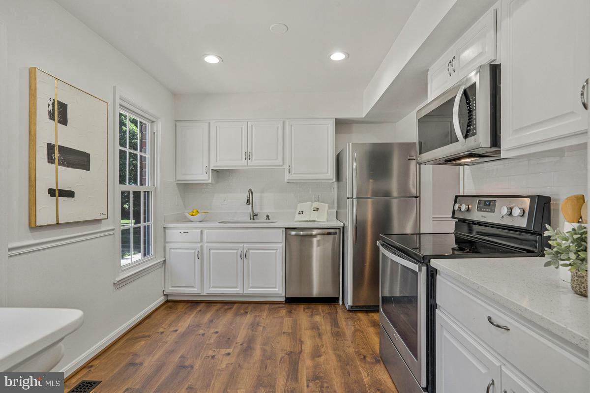 7821 Groveland Sq Property Photo 5