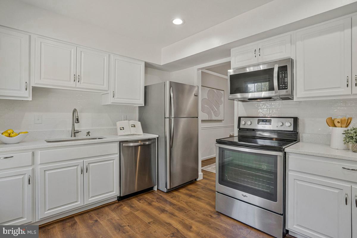 7821 Groveland Sq Property Photo 6