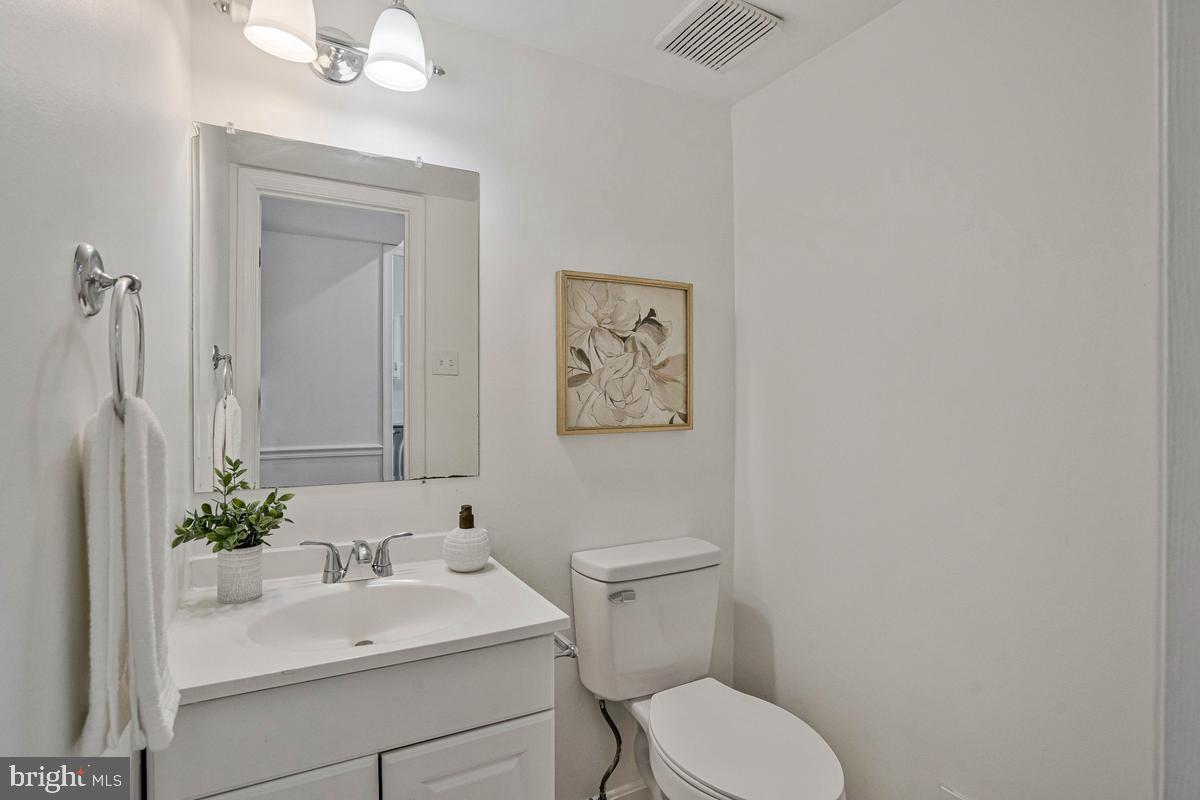 7821 Groveland Sq Property Photo 9