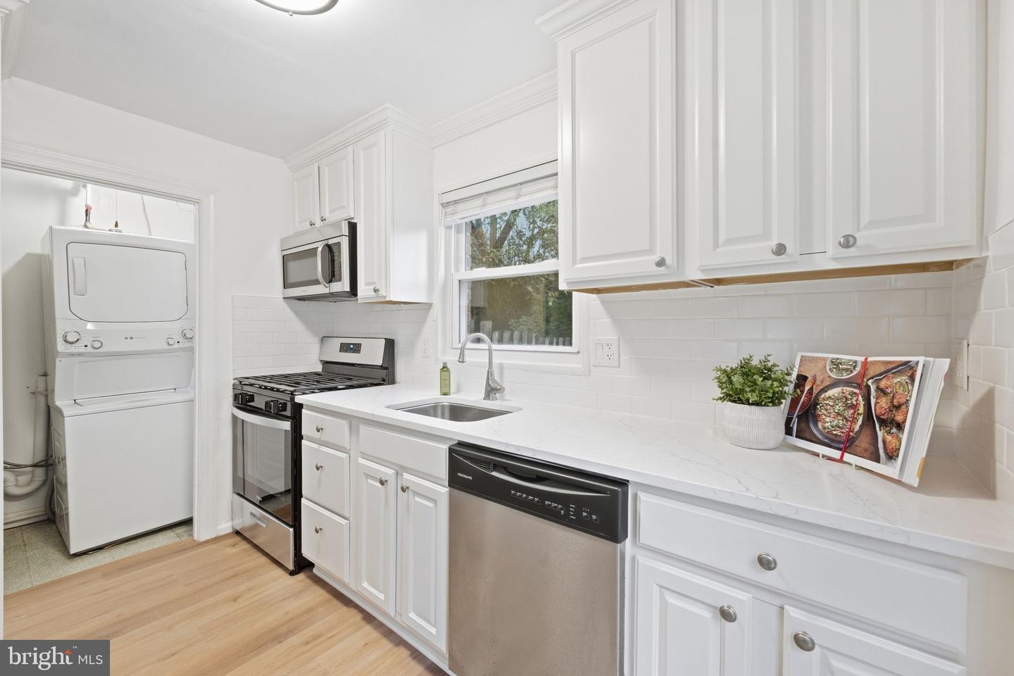 2304 Fairview Ter Property Photo 8