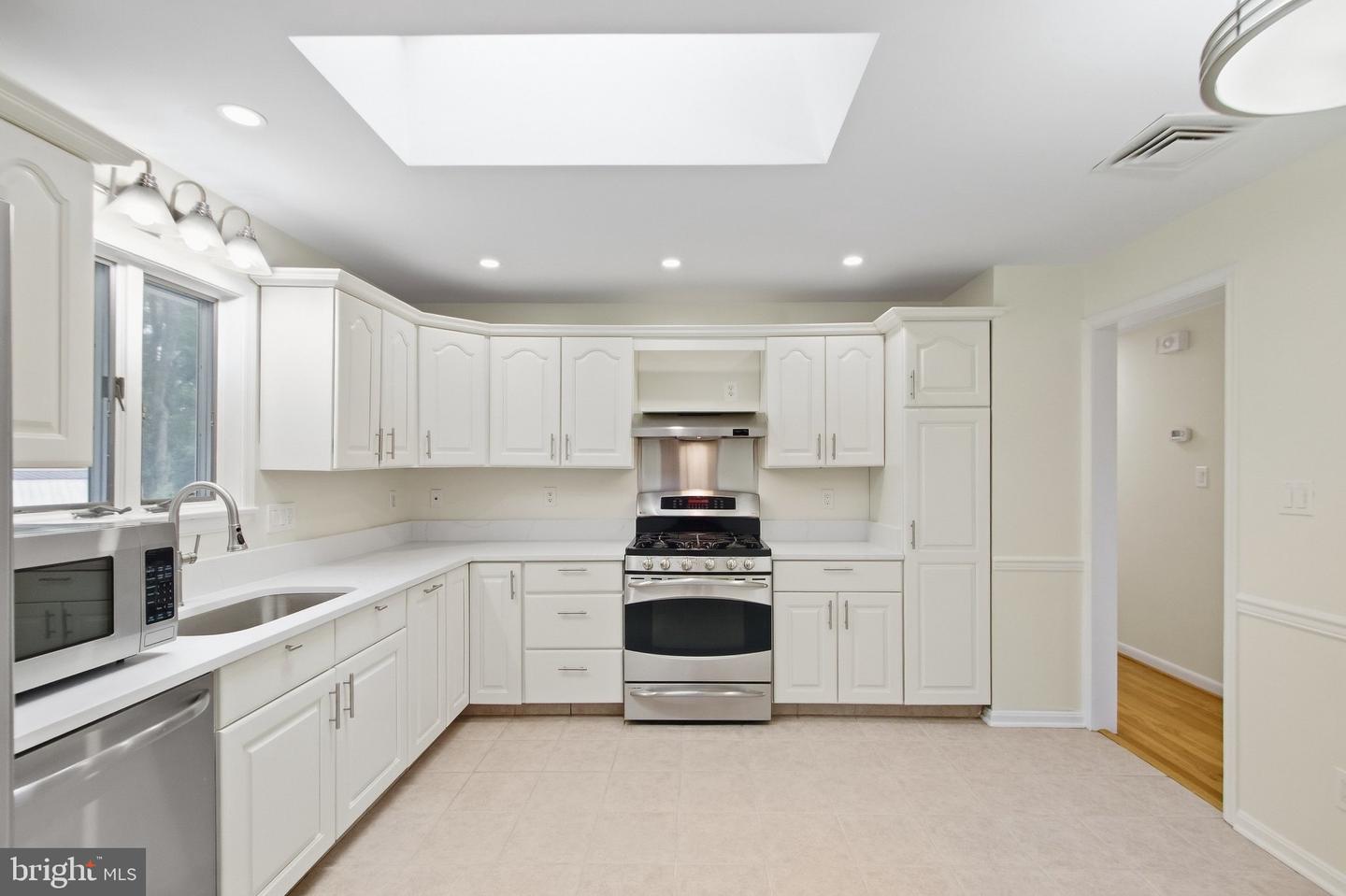 1036 Carper St Property Photo 12