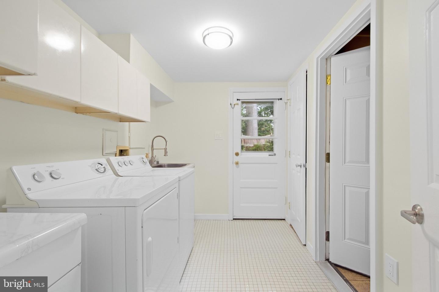 1036 Carper St Property Photo 39