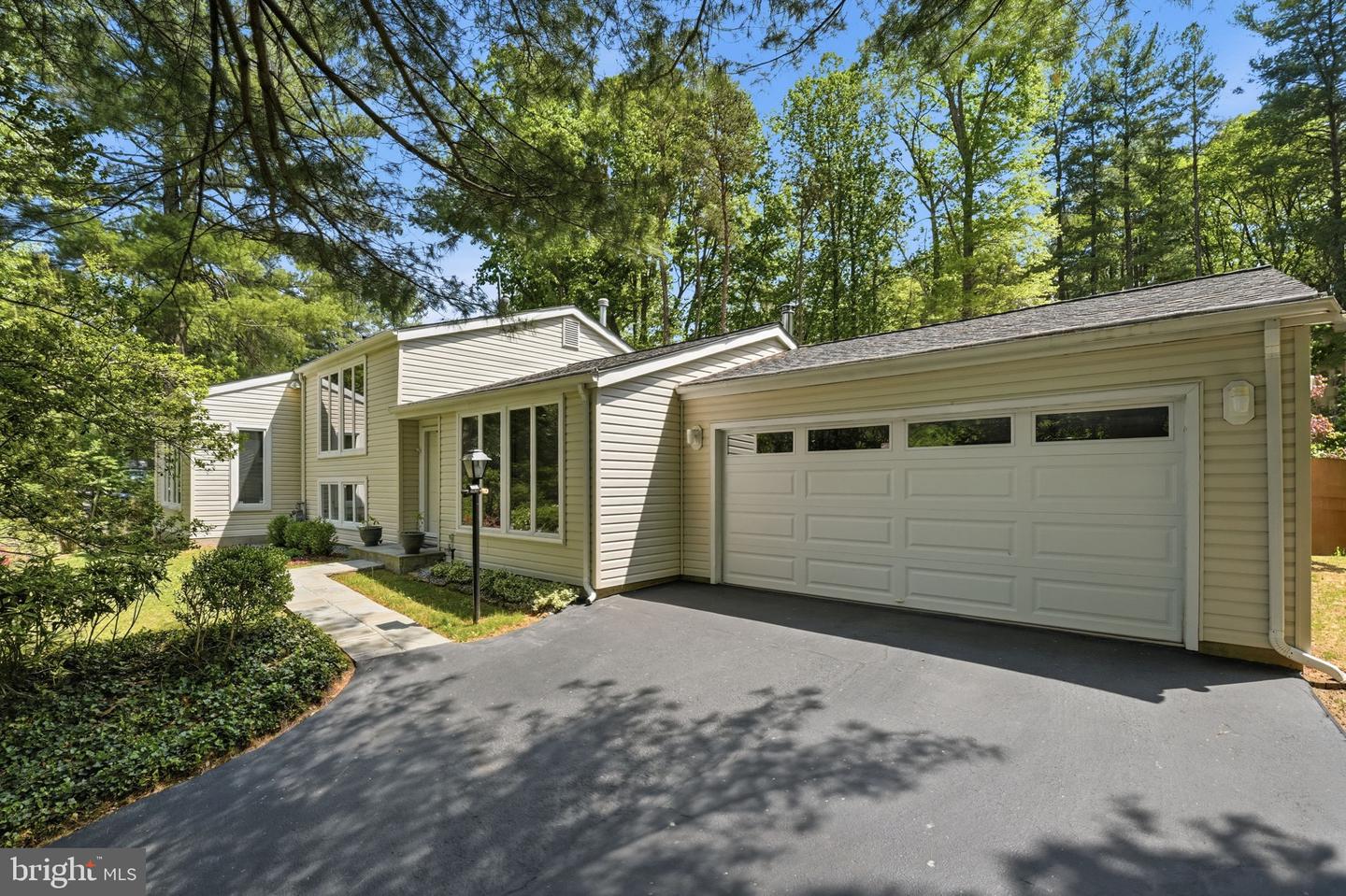 10929 Howland Dr Property Photo 1