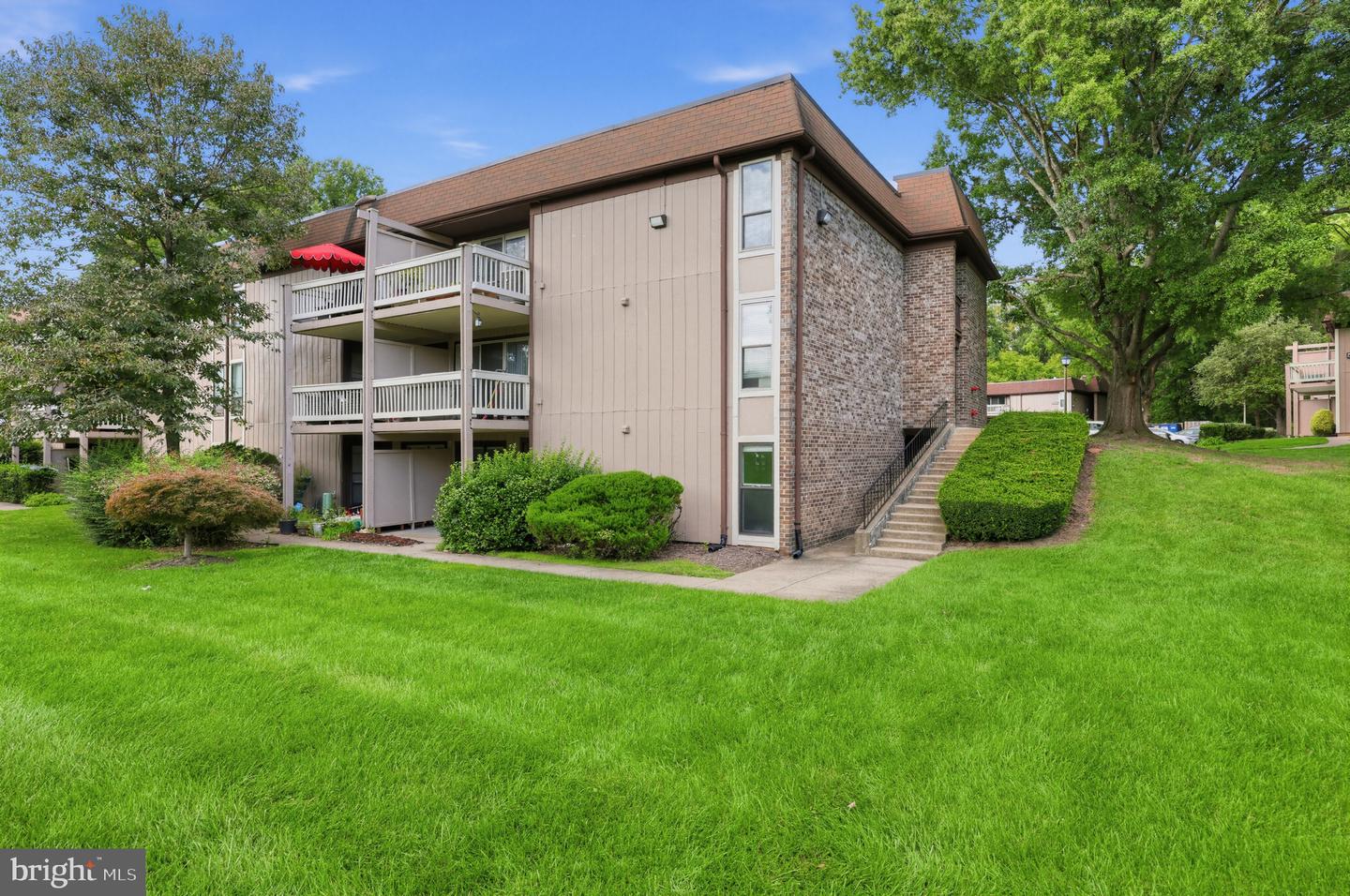 5803 Royal Ridge Dr #i Property Photo 1