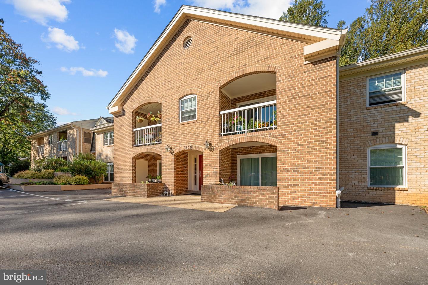 5809 COVE LANDING RD #303 Property Photo 1