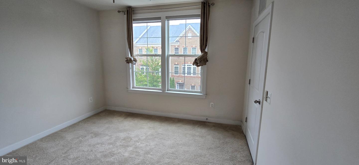 13740 Endeavour Dr #308 Property Photo 12