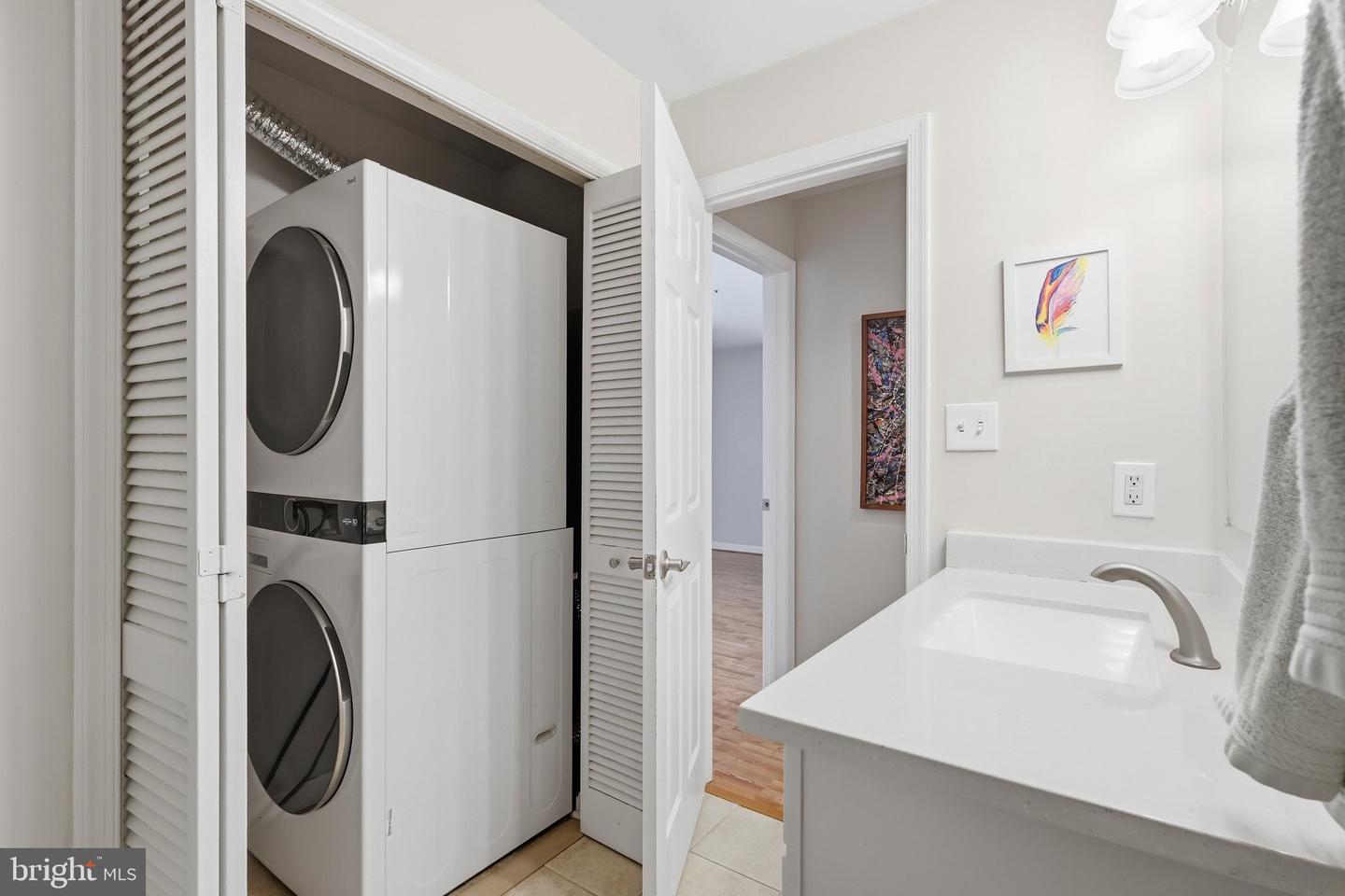 3178 Summit Square Dr #3-a8 Property Photo 17