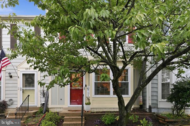 6917 Chiswick Ln Property Photo 2