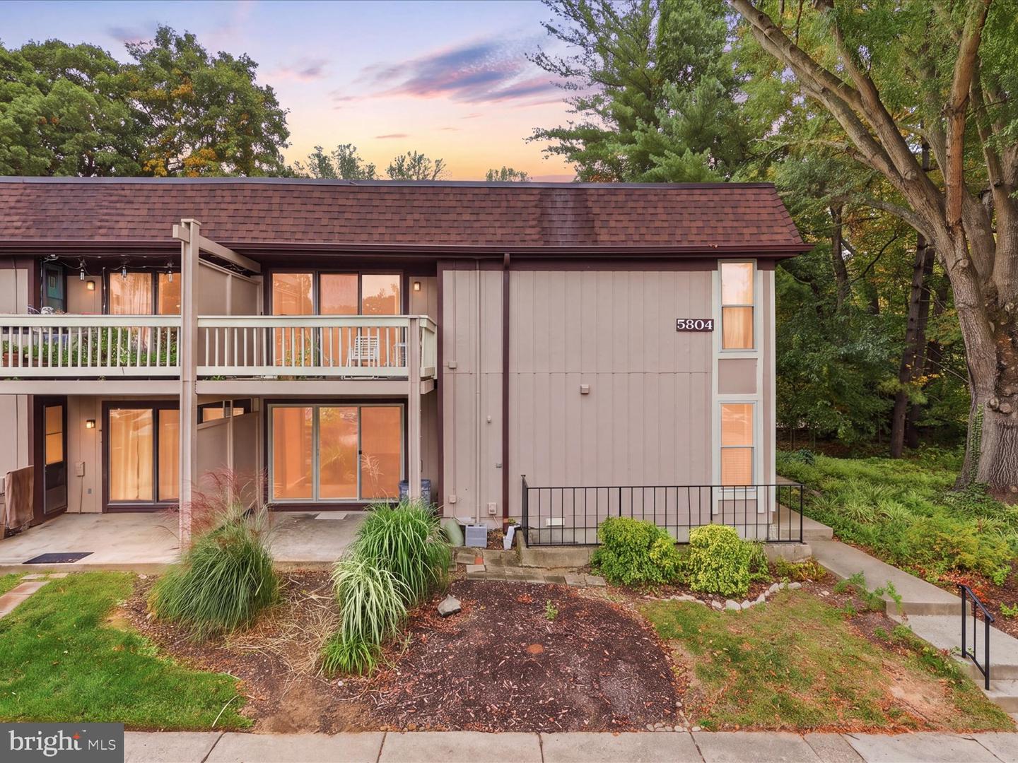 5804 ROYAL RIDGE DR #D Property Photo 1