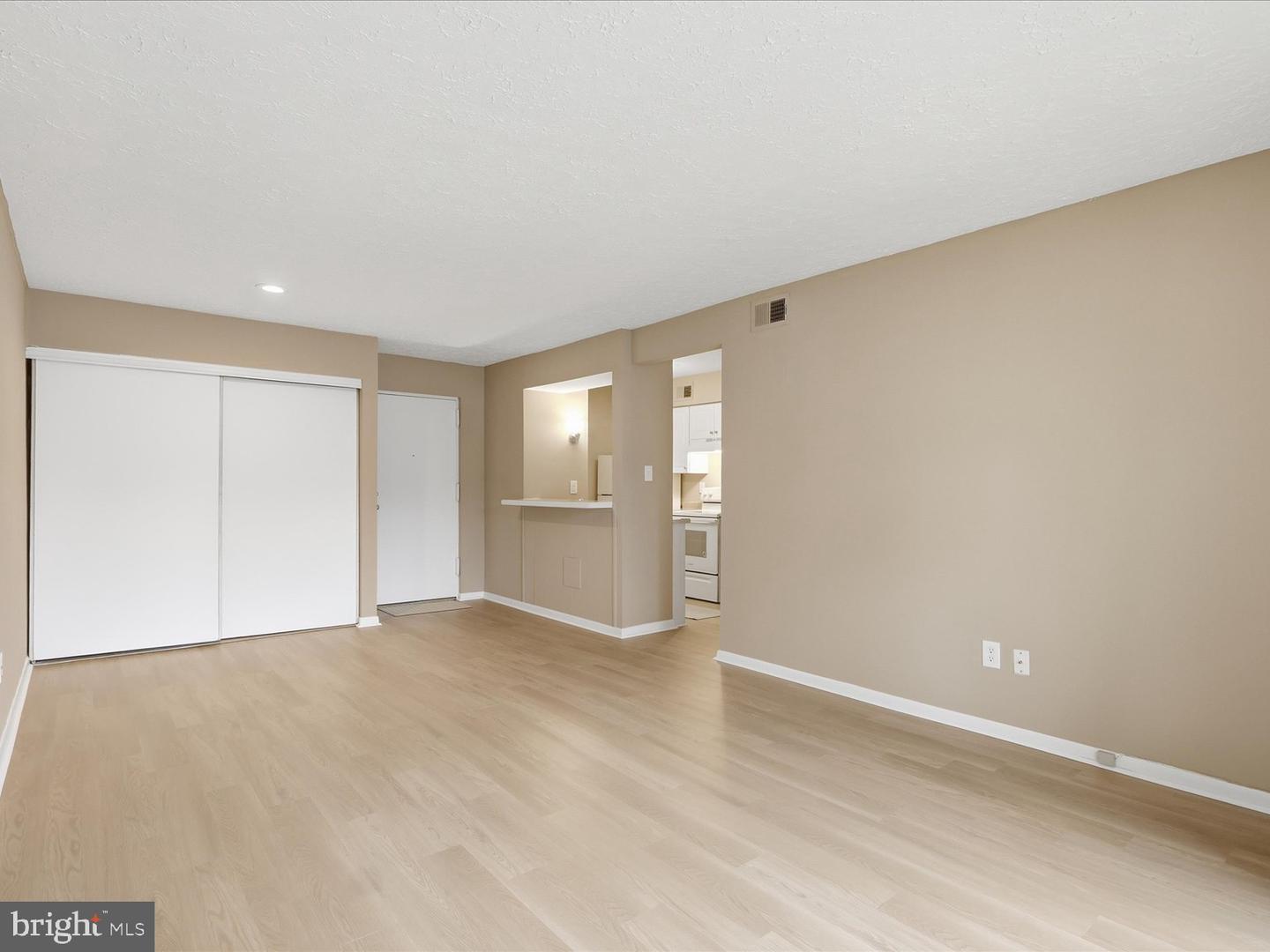 5804 Royal Ridge Dr #d Property Photo 9