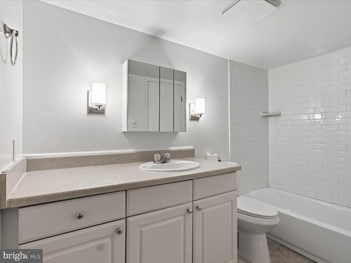 5804 Royal Ridge Dr #d Property Photo 18