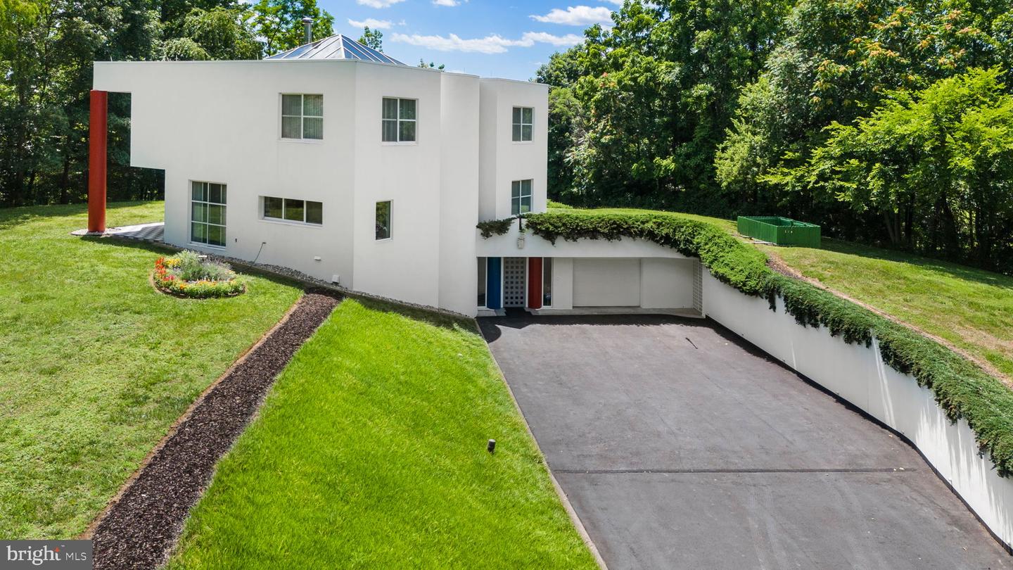 237 PEMBROKE LN