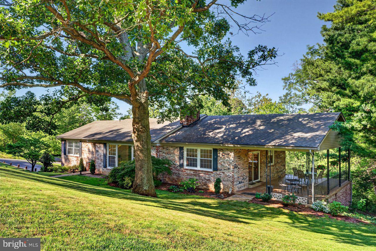 1222 Woodcrest Cir Property Photo 1