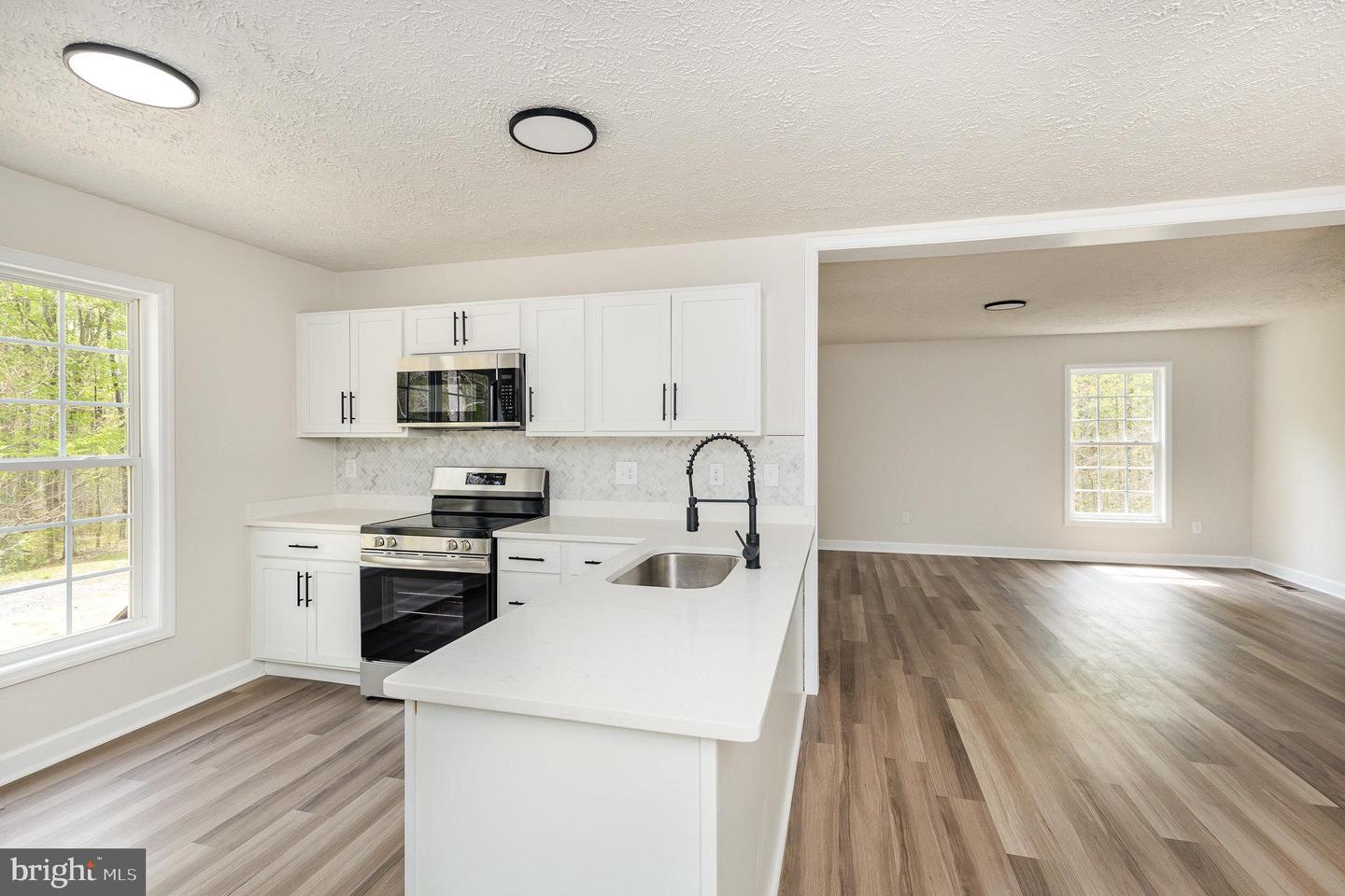 9076 Strawberry Hill Road Property Photo 6