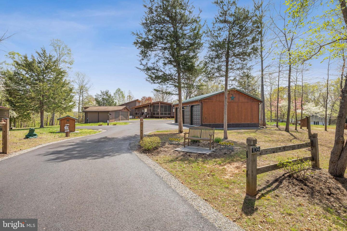 109 White Oak Dr Property Photo 1