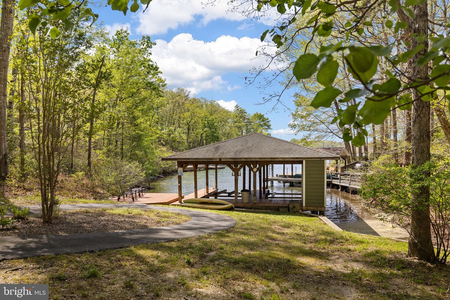102 Tobys Run Property Photo 3