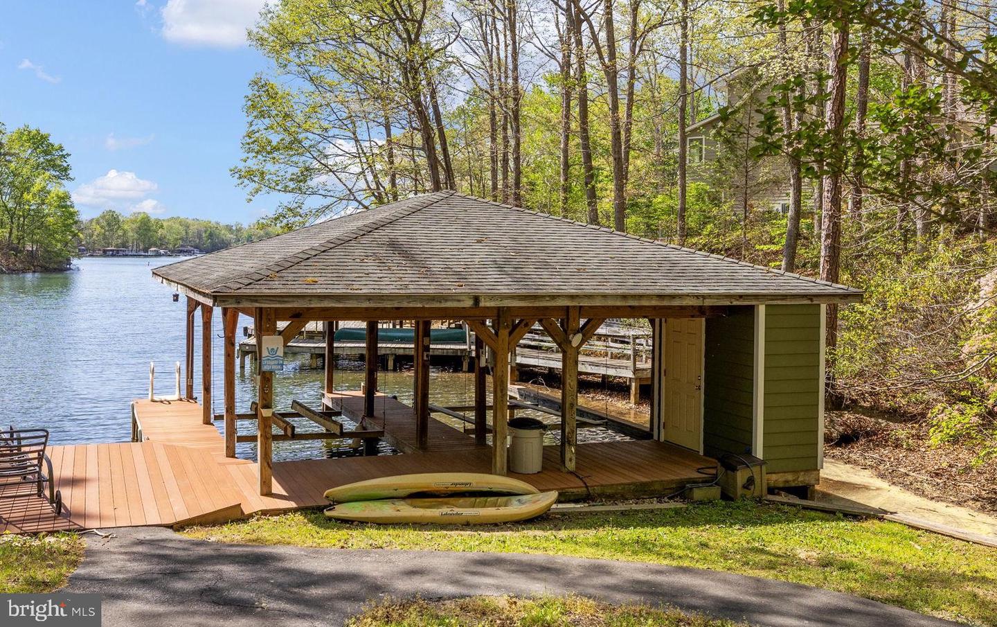 102 Tobys Run Property Photo 4
