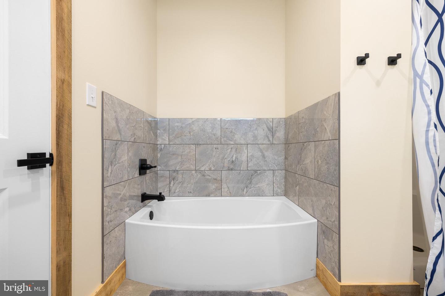 375 Ark Ave. Property Photo 45