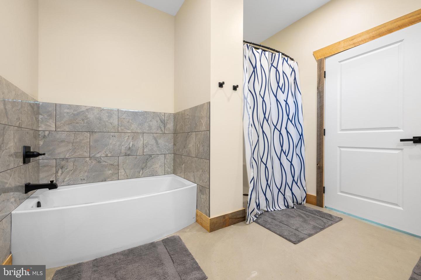 375 Ark Ave. Property Photo 46