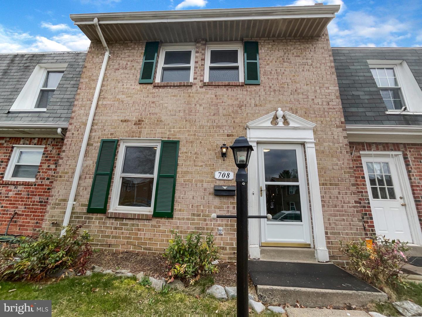 708 Colonial Ave Property Photo