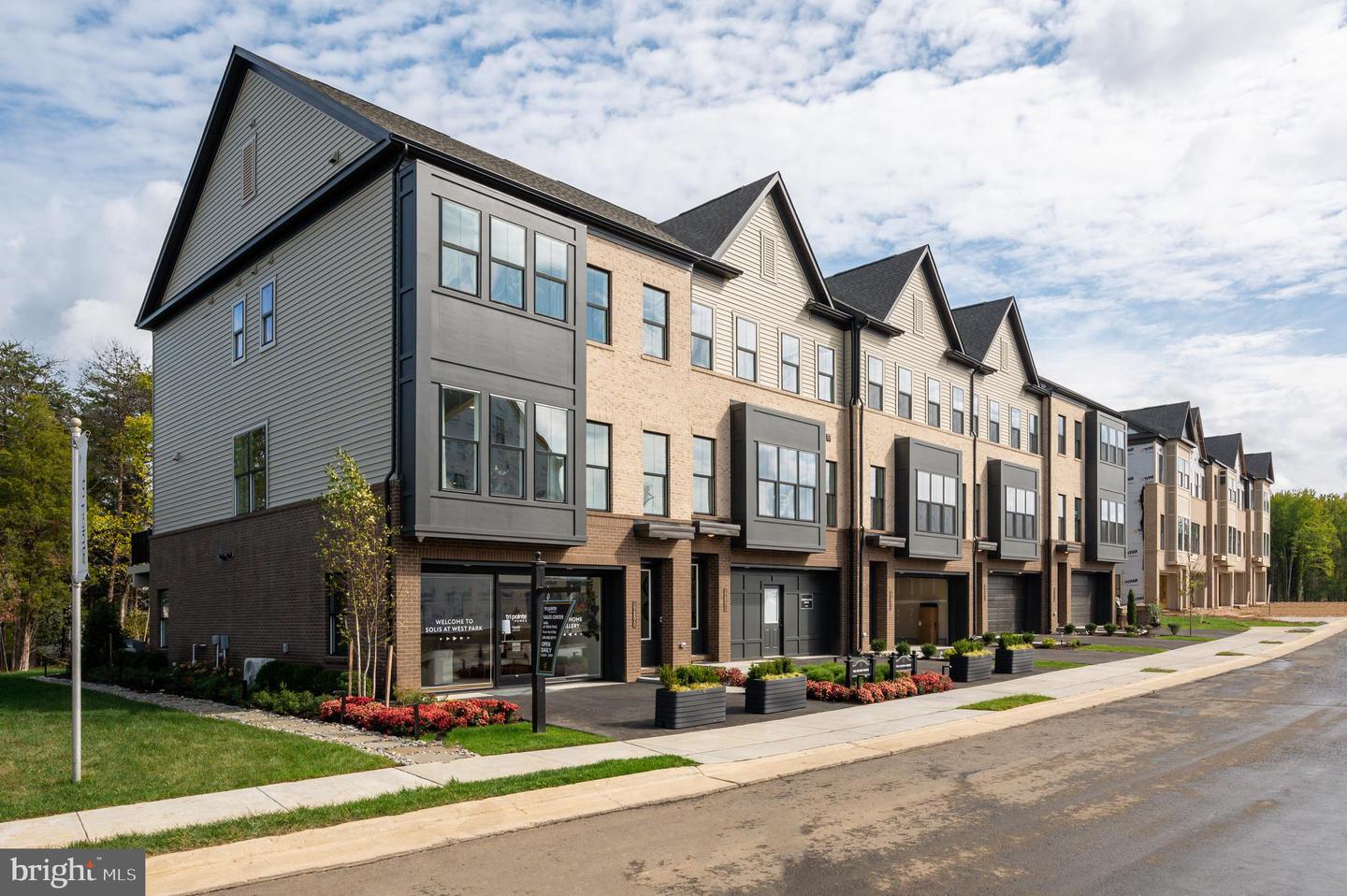 42243 Shining Star Sq Property Photo