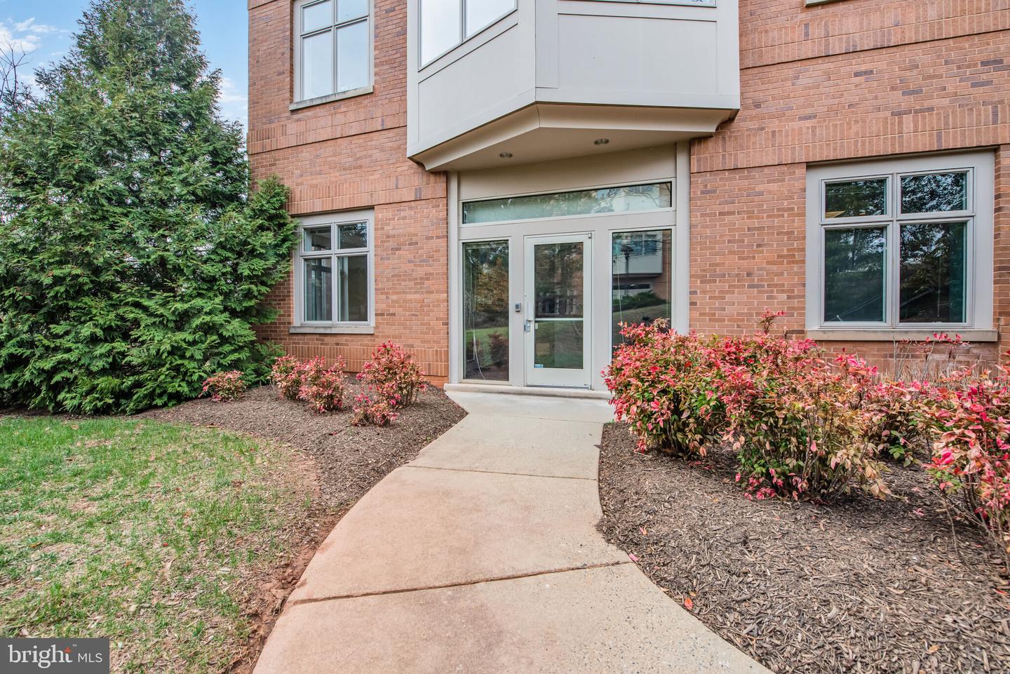 46715 Westlake Westlake Dr #100 Property Photo 3
