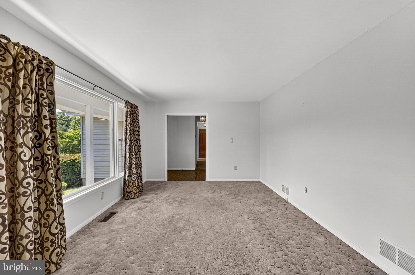 40297 Braddock Rd Property Photo 6