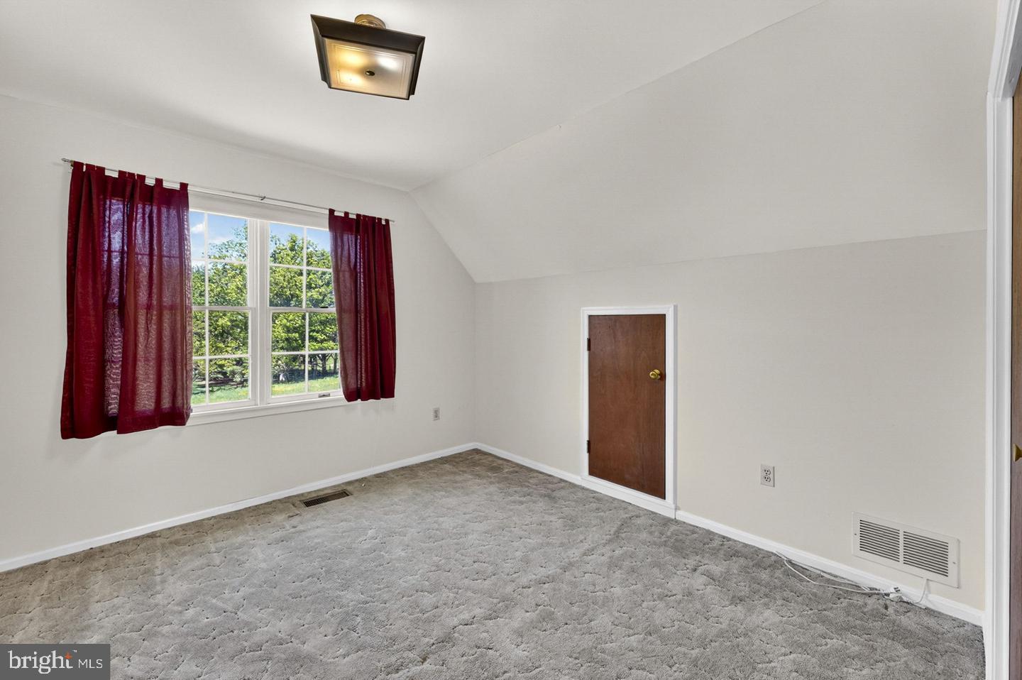 40297 Braddock Rd Property Photo 19