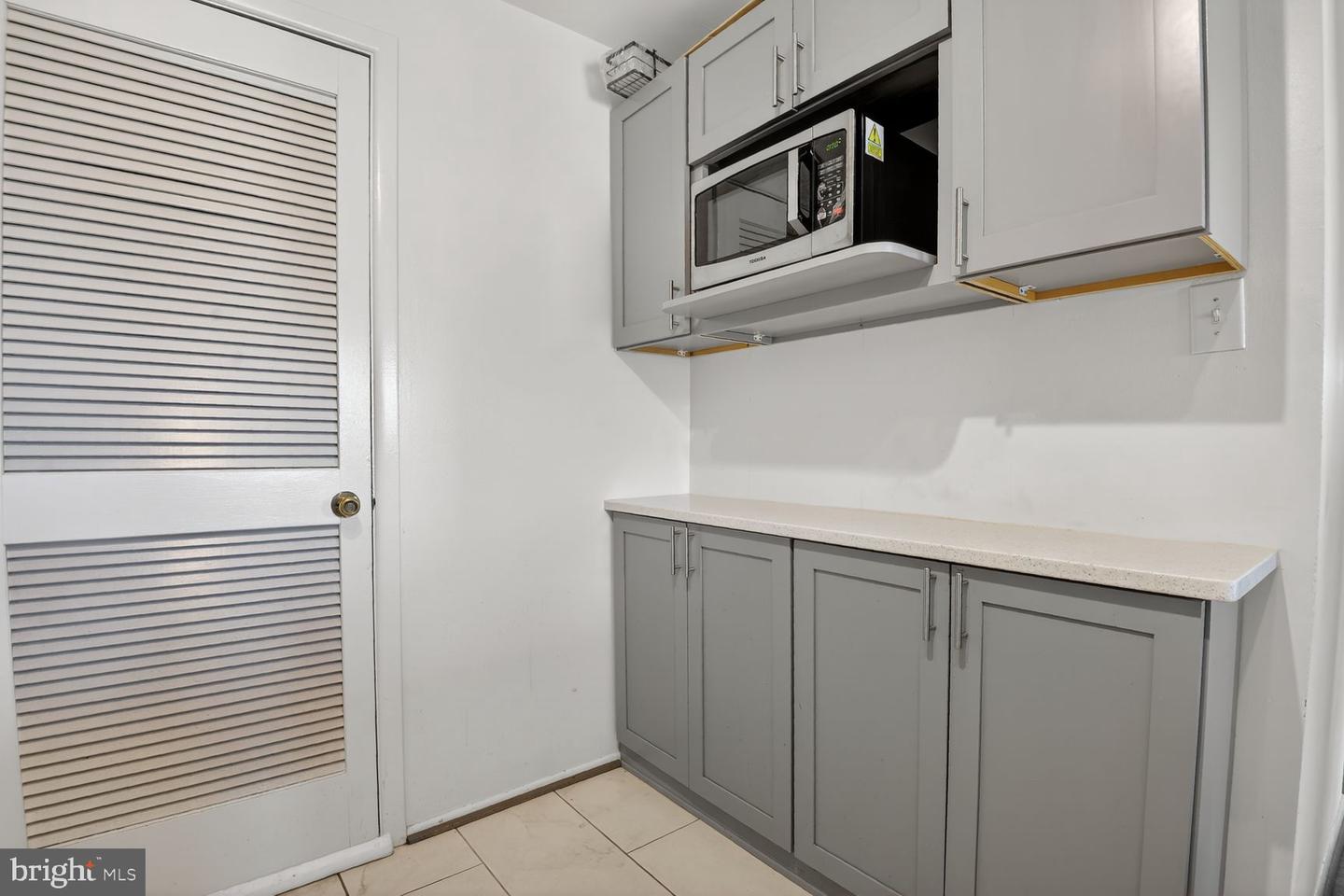 1006 Warwick Ct #b Property Photo 5