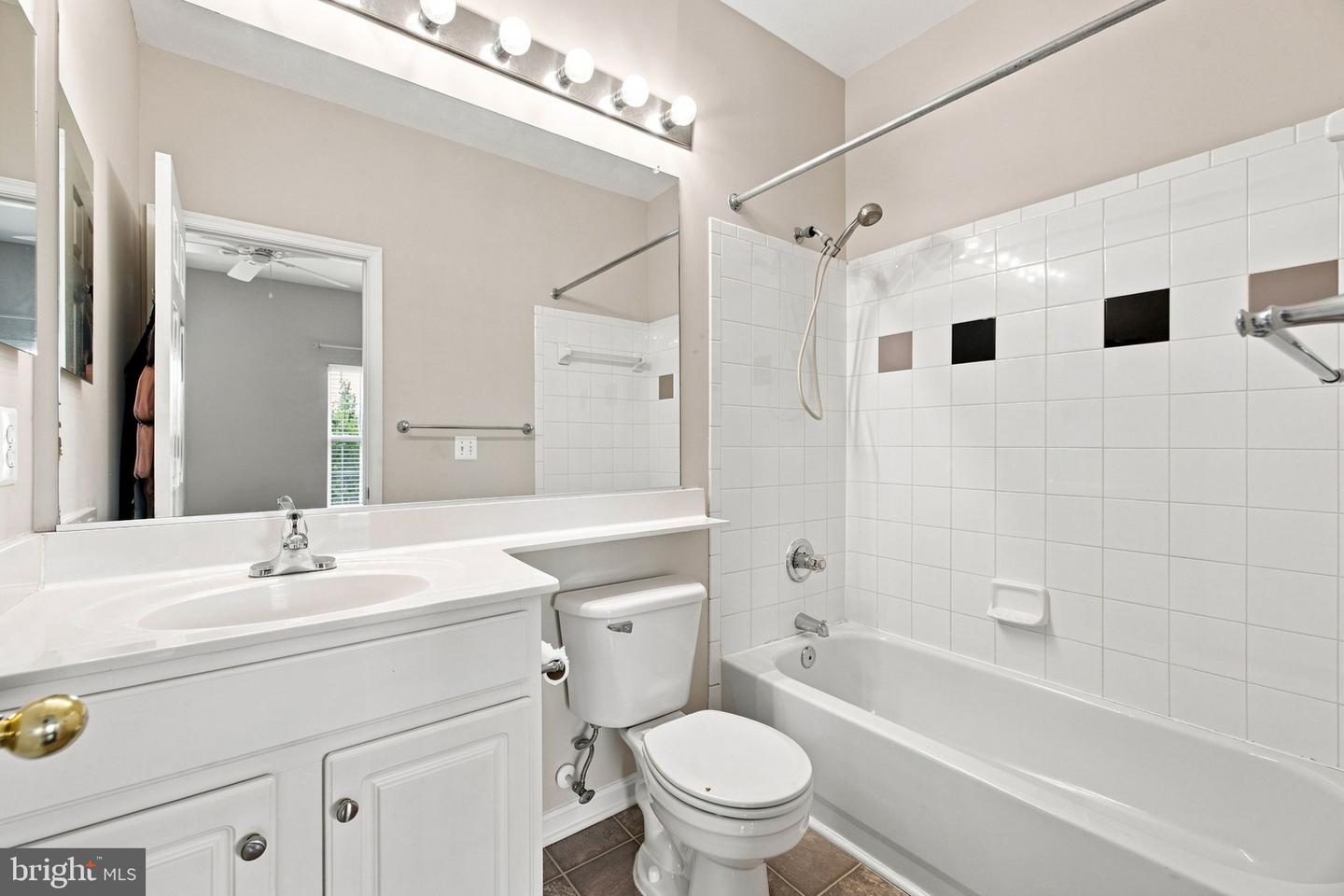 21790 Dragons Green Sq Property Photo 27