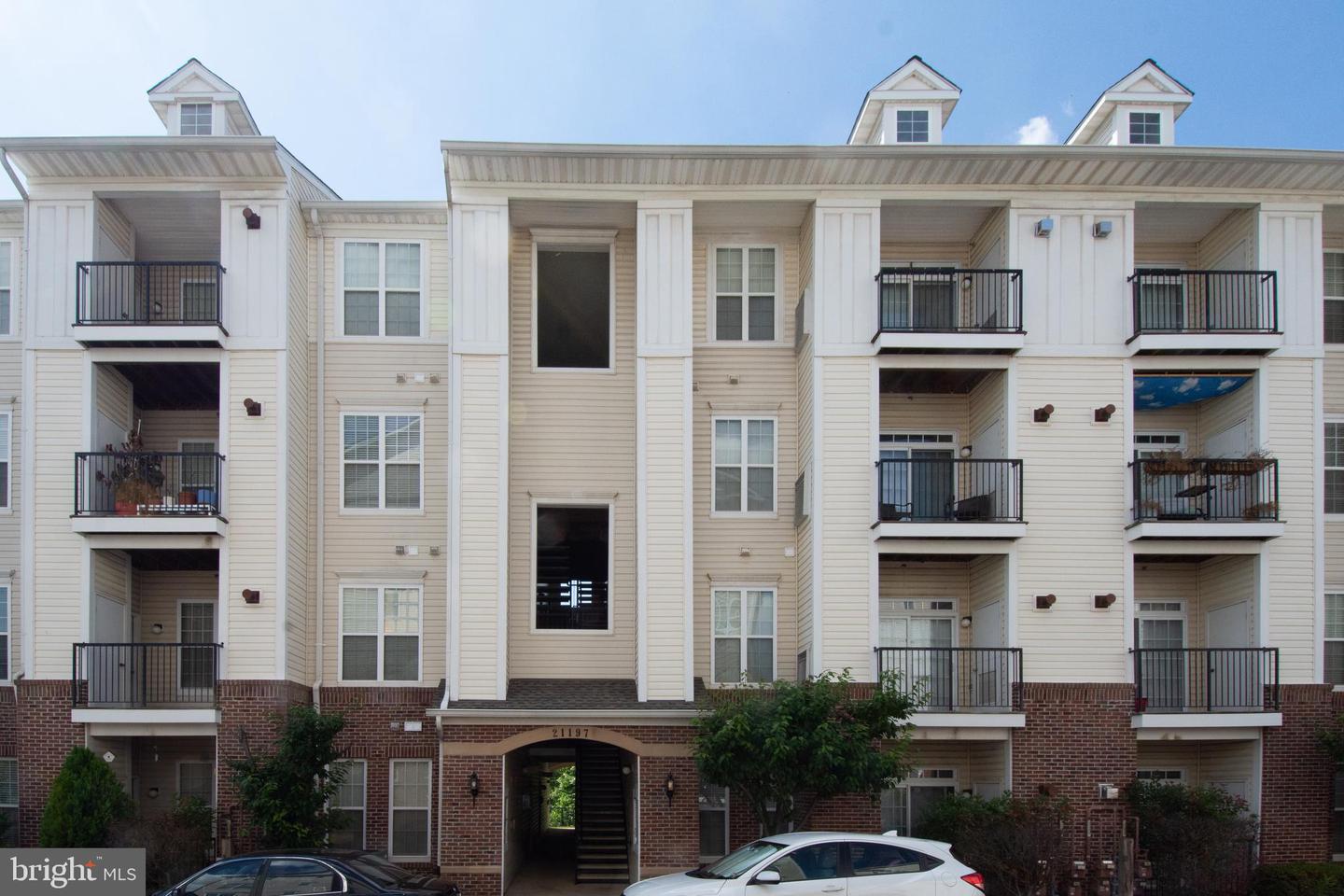 21197 MCFADDEN SQ #403 Property Photo 1