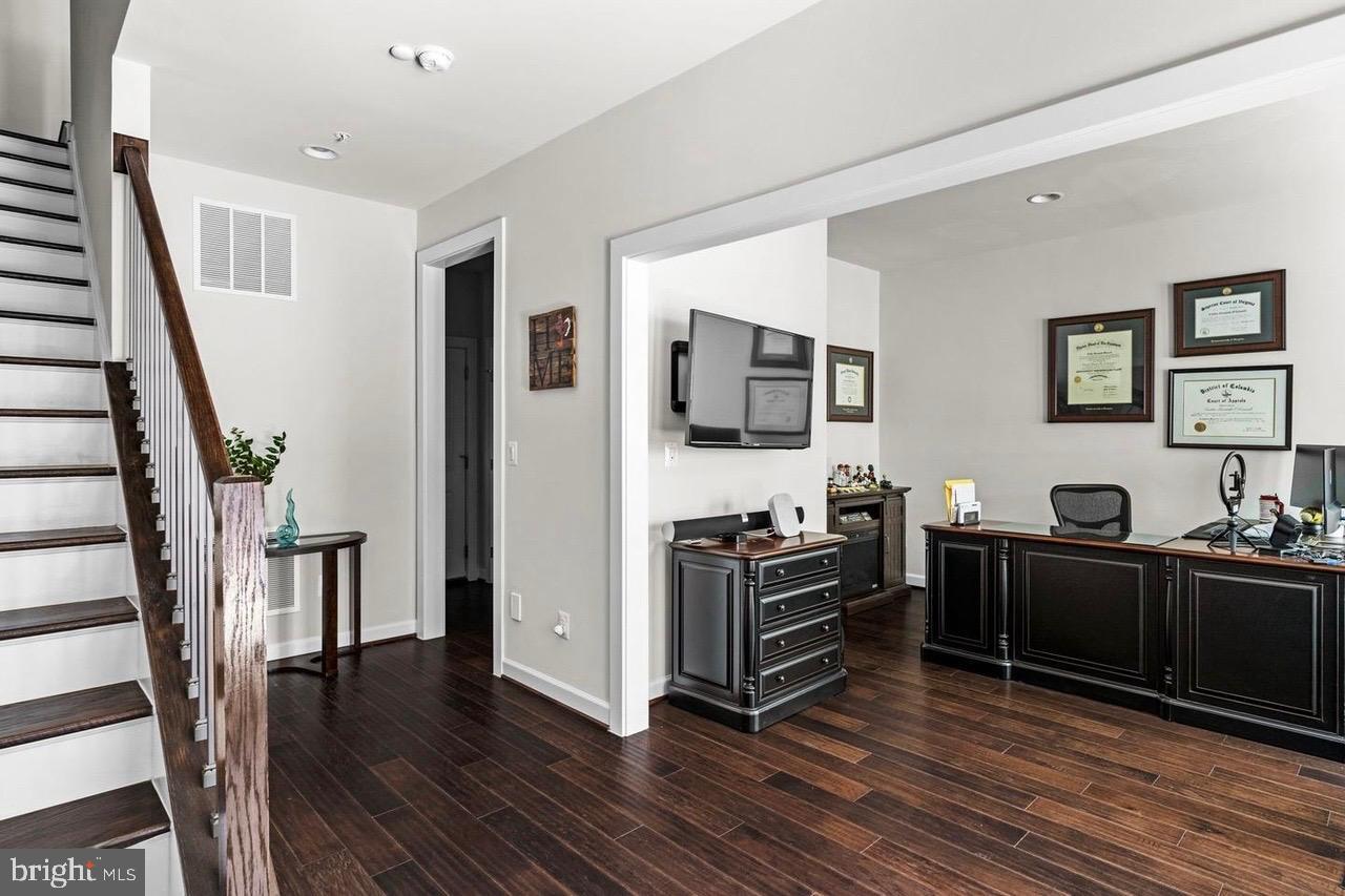 43386 Whitehead Ter Property Photo 3