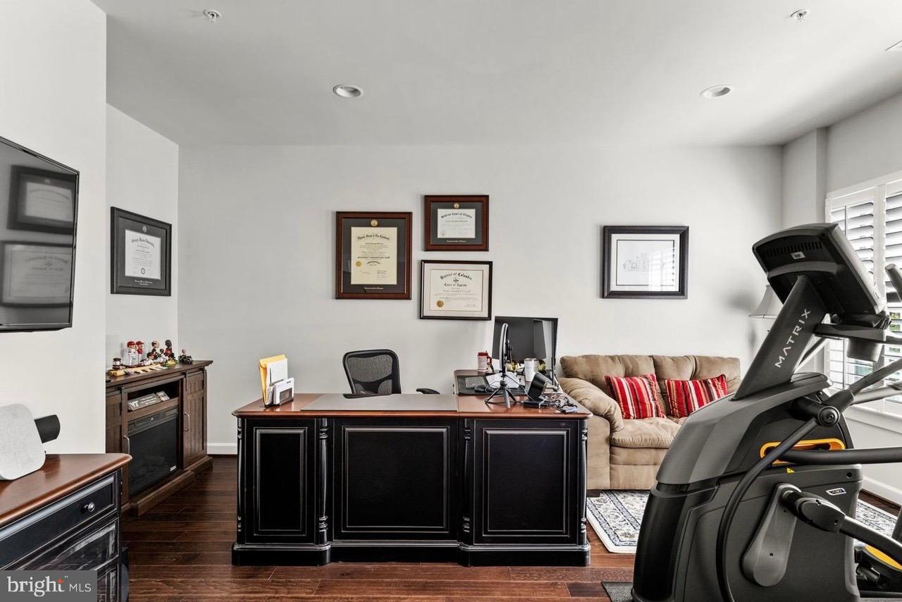 43386 Whitehead Ter Property Photo 4