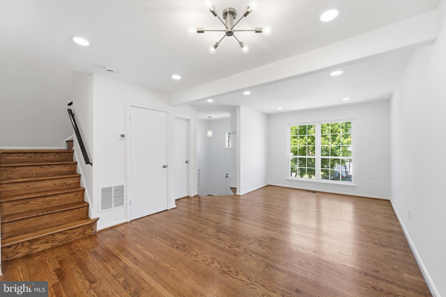 46757 Hobblebush Ter Property Photo 4