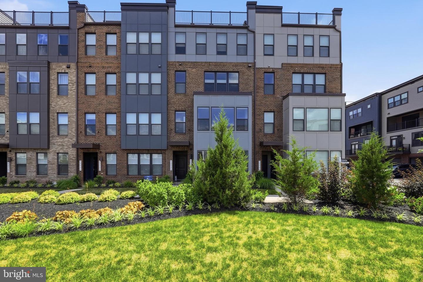 43732 TRANSIT SQ Property Photo 1