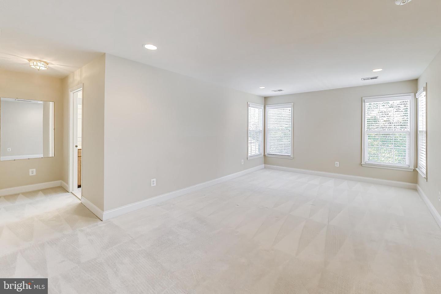 20090 Valhalla Sq Property Photo 33