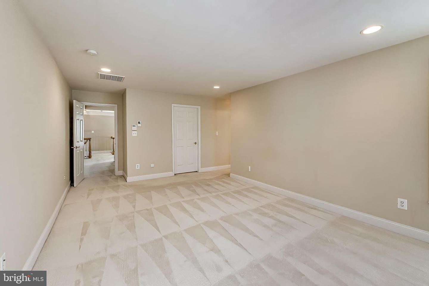 20090 Valhalla Sq Property Photo 35