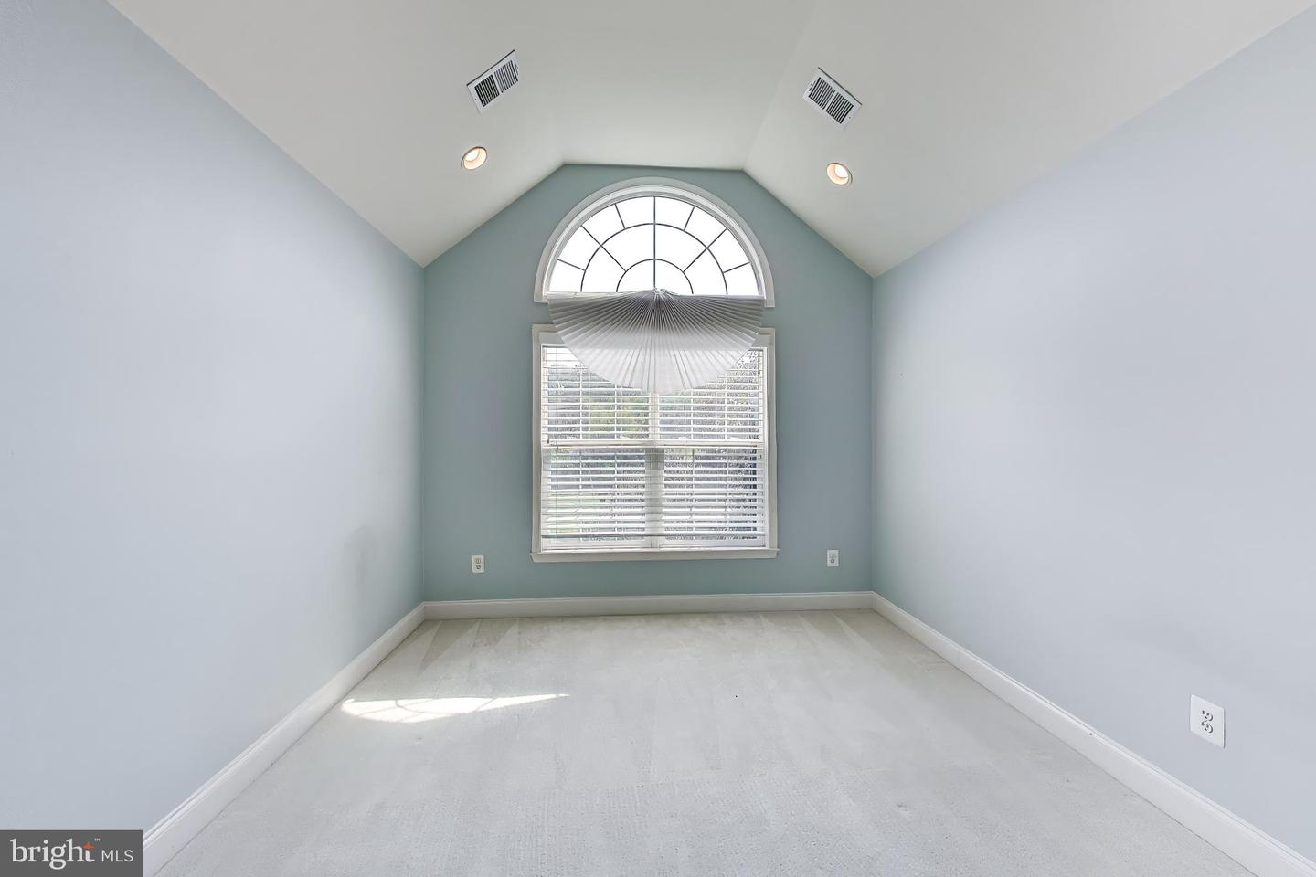 20090 Valhalla Sq Property Photo 42