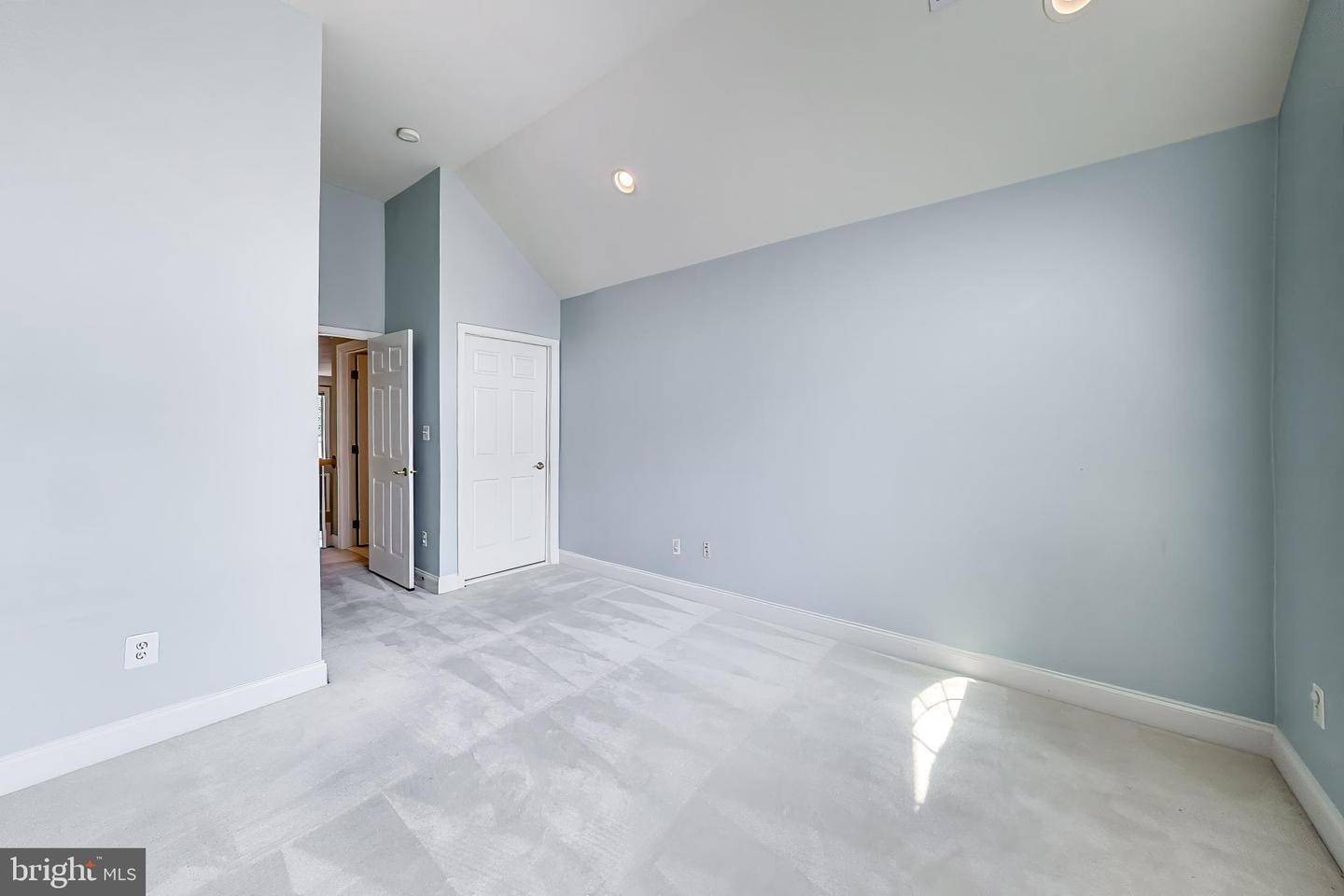 20090 Valhalla Sq Property Photo 43