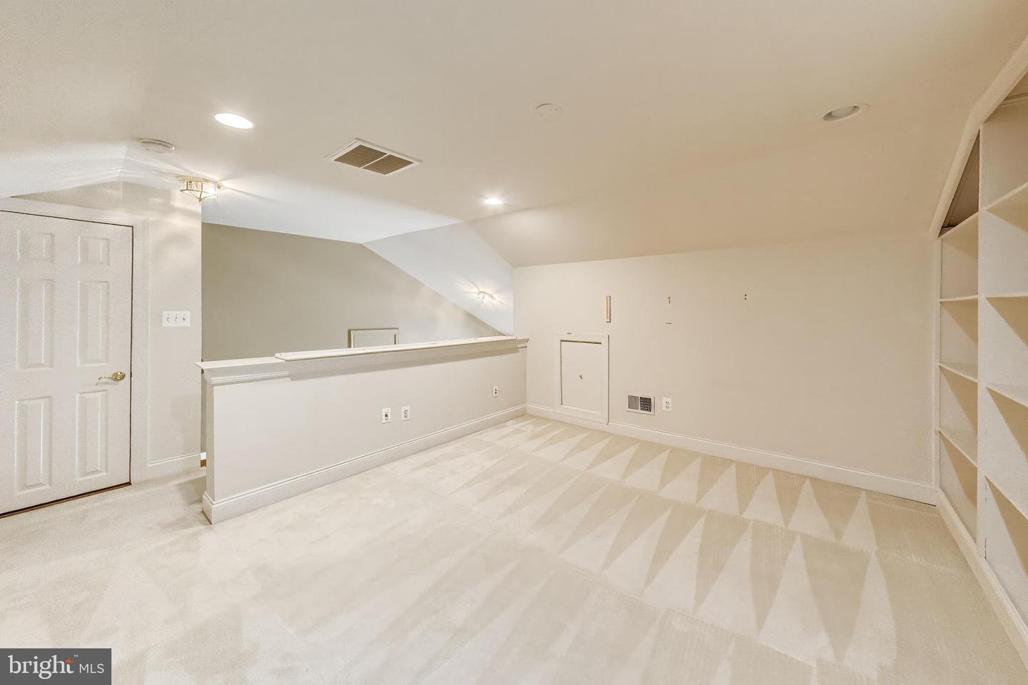 20090 Valhalla Sq Property Photo 56