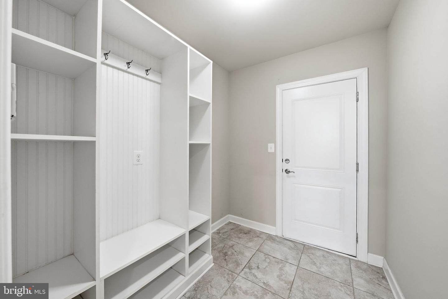 22883 Eileen Sq Property Photo 10