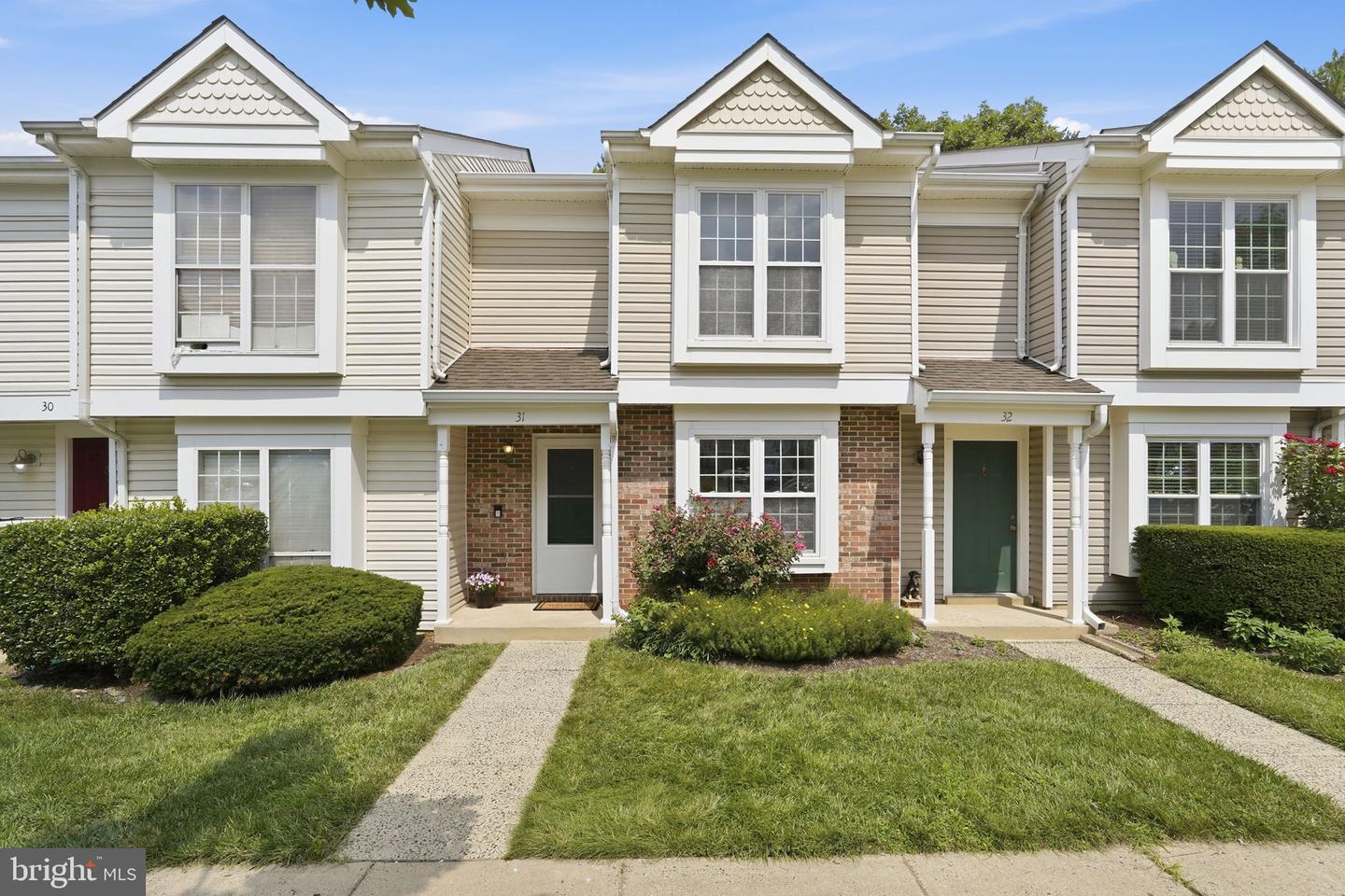31 Essex Sq Property Photo 1