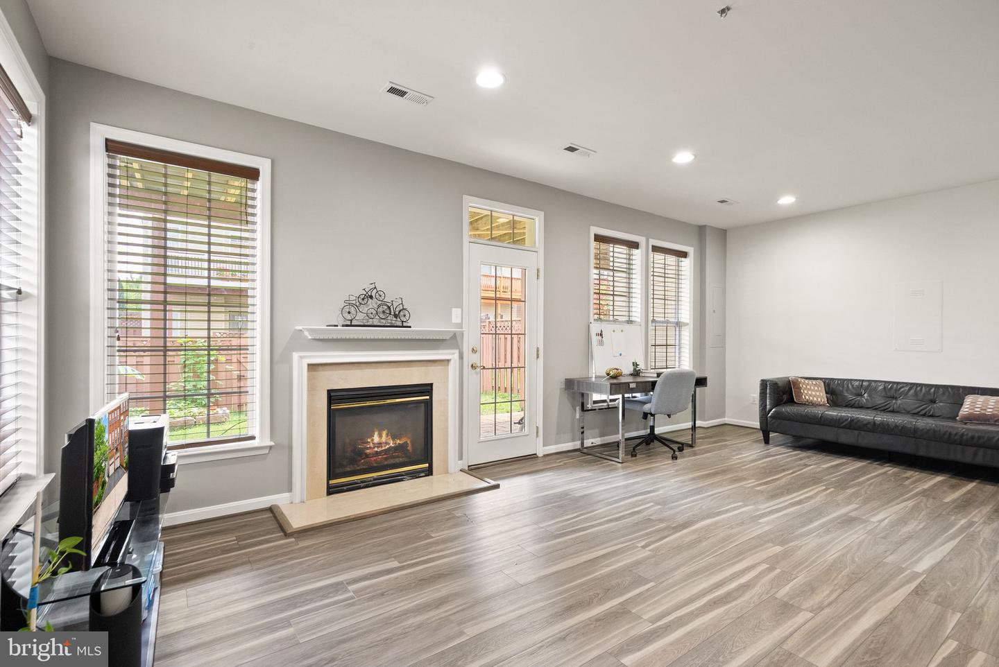 22016 Dilworth Sq Property Photo 28