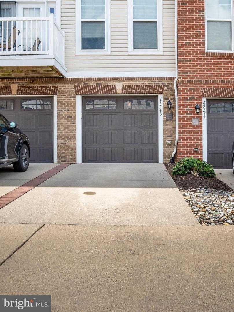 42243 CANARY GRASS SQ Property Photo 1