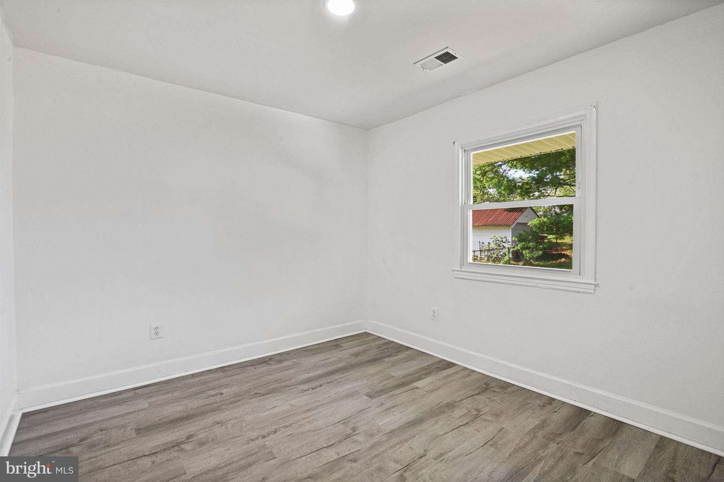 501 E Poplar Rd E Property Photo 23