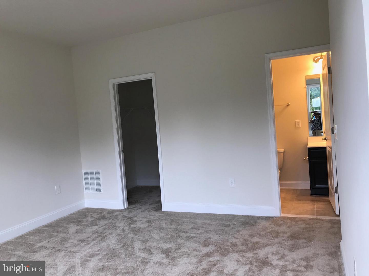 43219 Clarendon Sq Property Photo 5