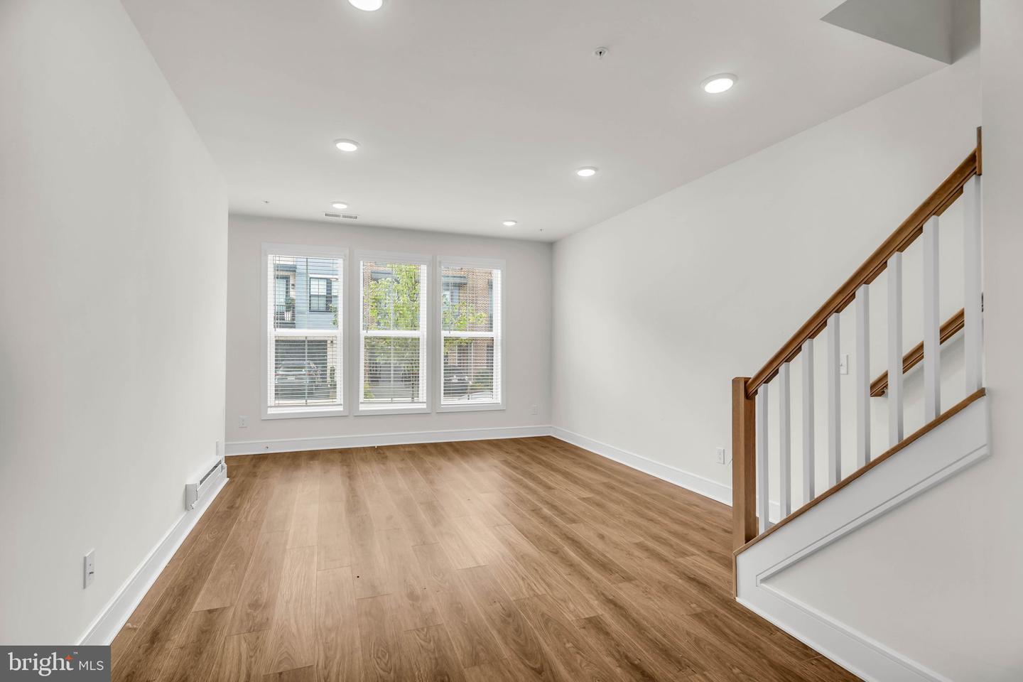 21807 Croxley Ter Property Photo 7