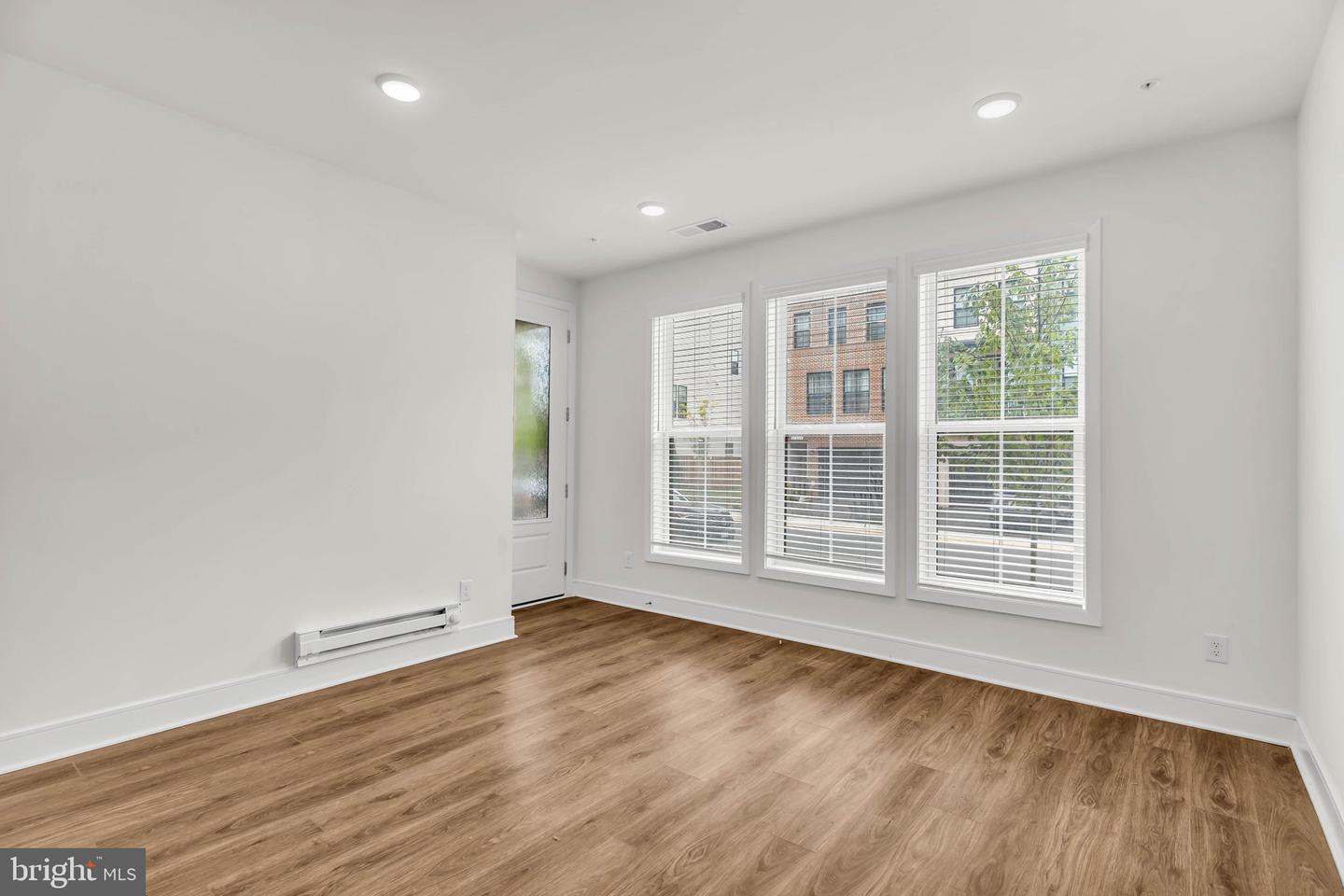 21807 Croxley Ter Property Photo 8