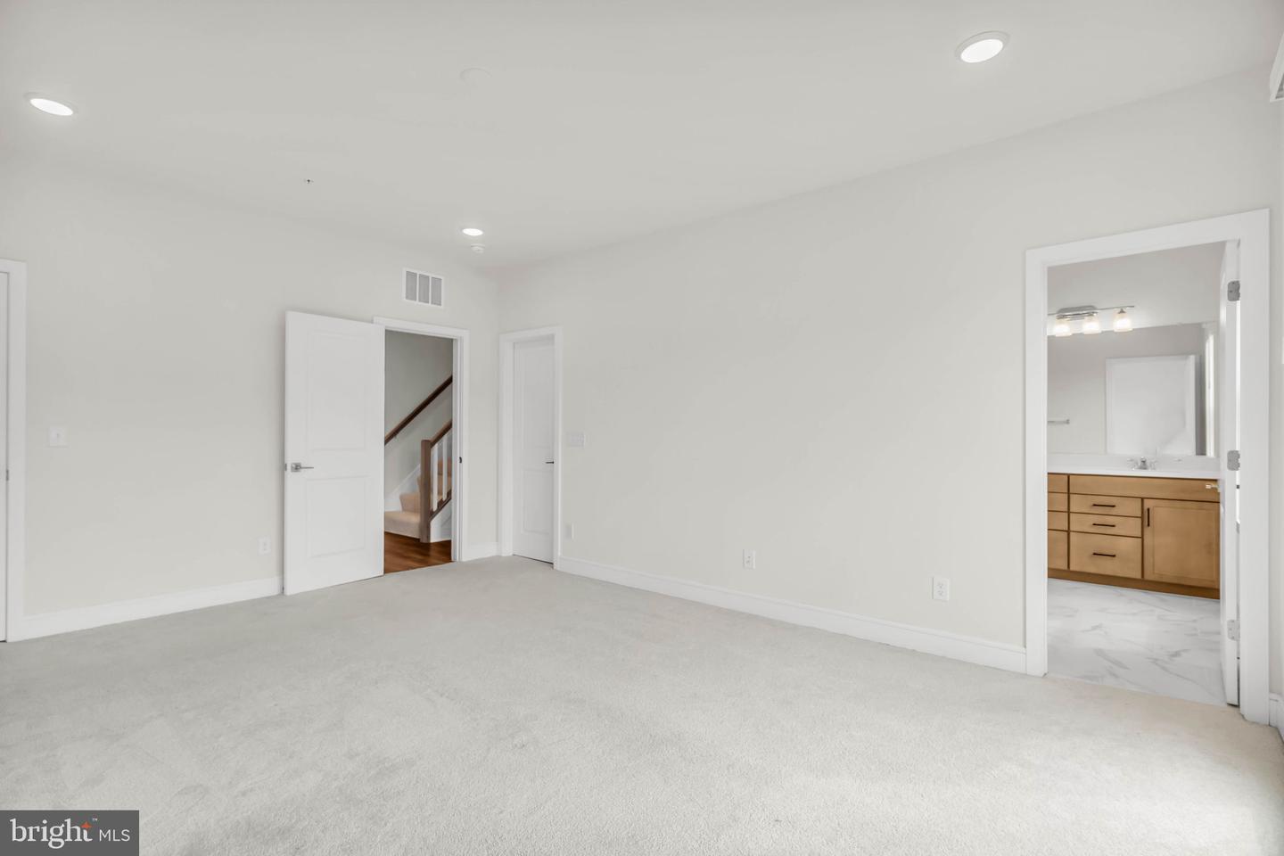 21807 Croxley Ter Property Photo 18